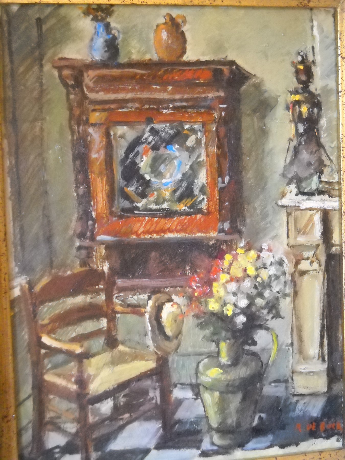 Interieur met bloemen en Indonesische sculptuur  image