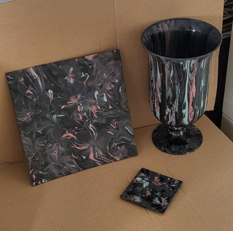 Setje vaas met bijpassend schilderij en onderzetter in dezelfde kleuren  image
