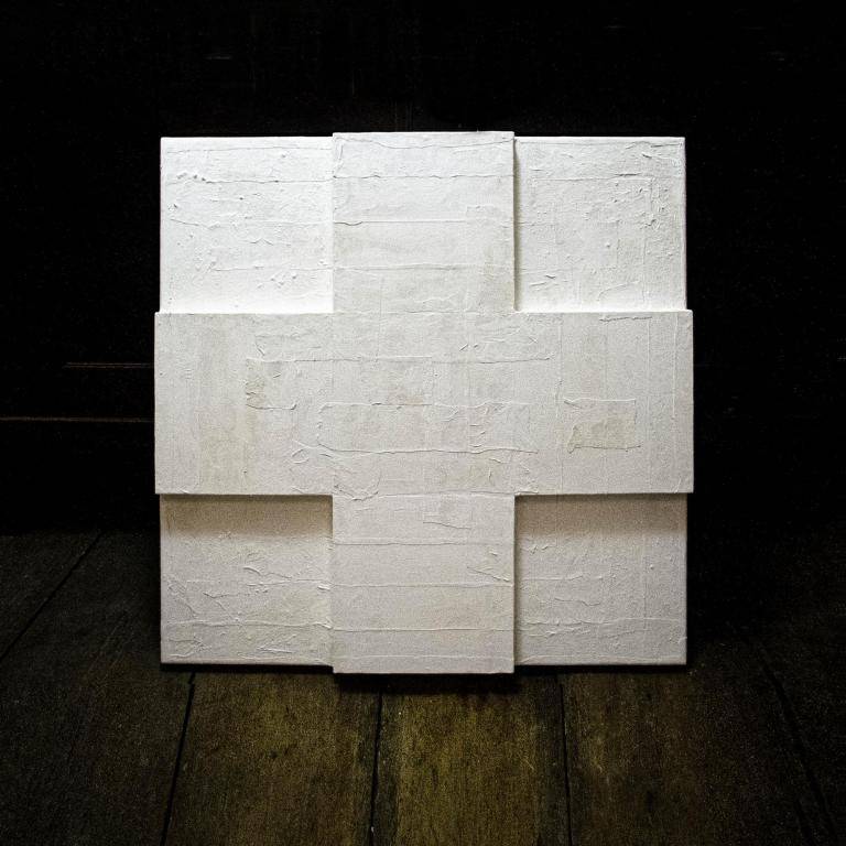 Suprematisch wit kruis in relief image